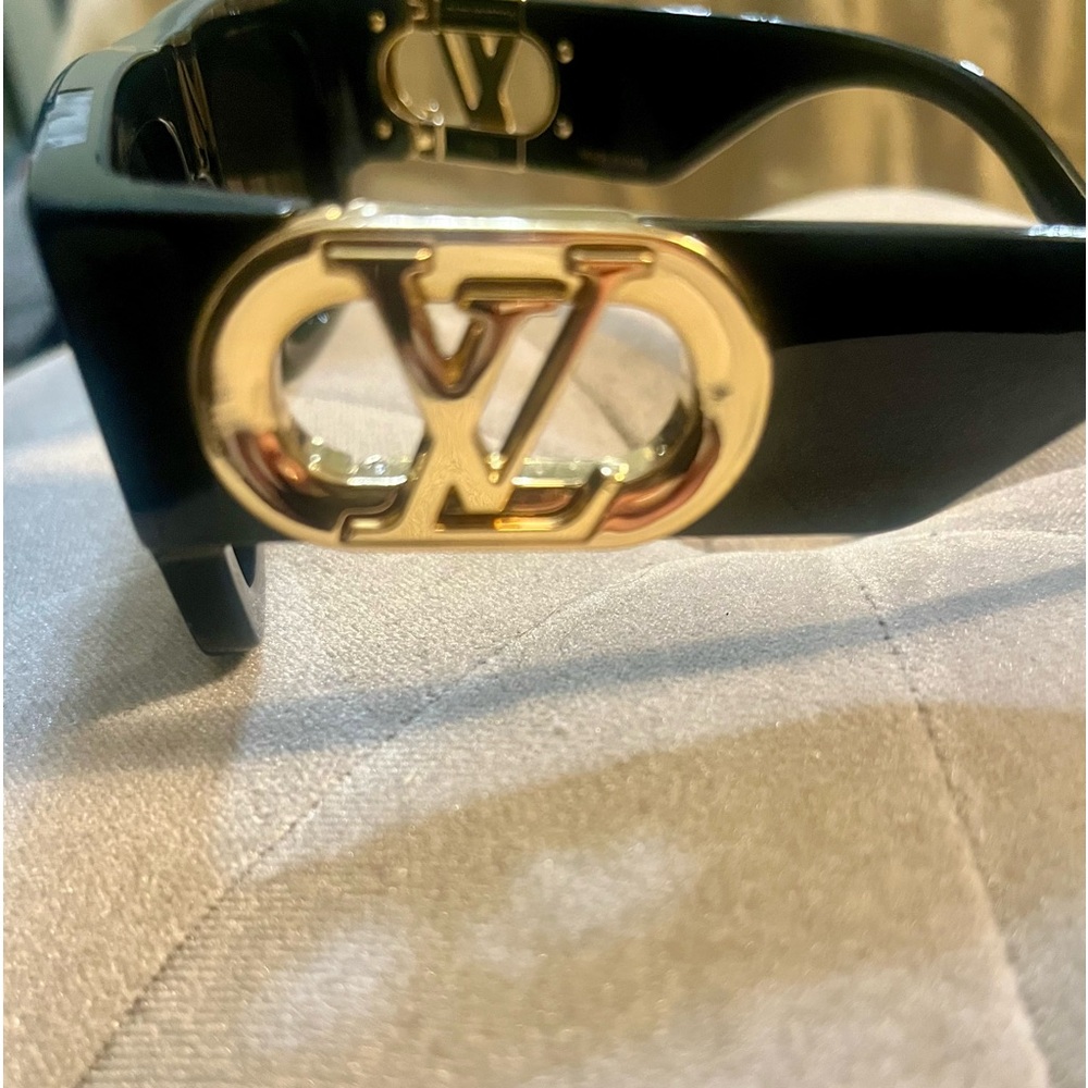 Louis Vuitton
Black Plastic LV Link Square Sunglasses Z1478E (Authentic)